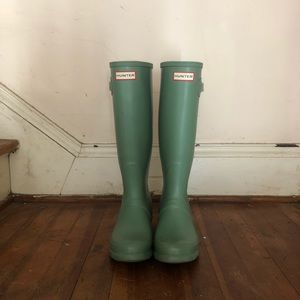 Size 7 light green Hunter boots